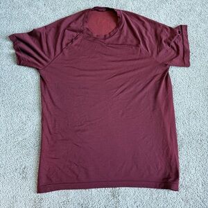 Men's Lululemon Burgundy active wear short sleeve workout shirt Large 22”